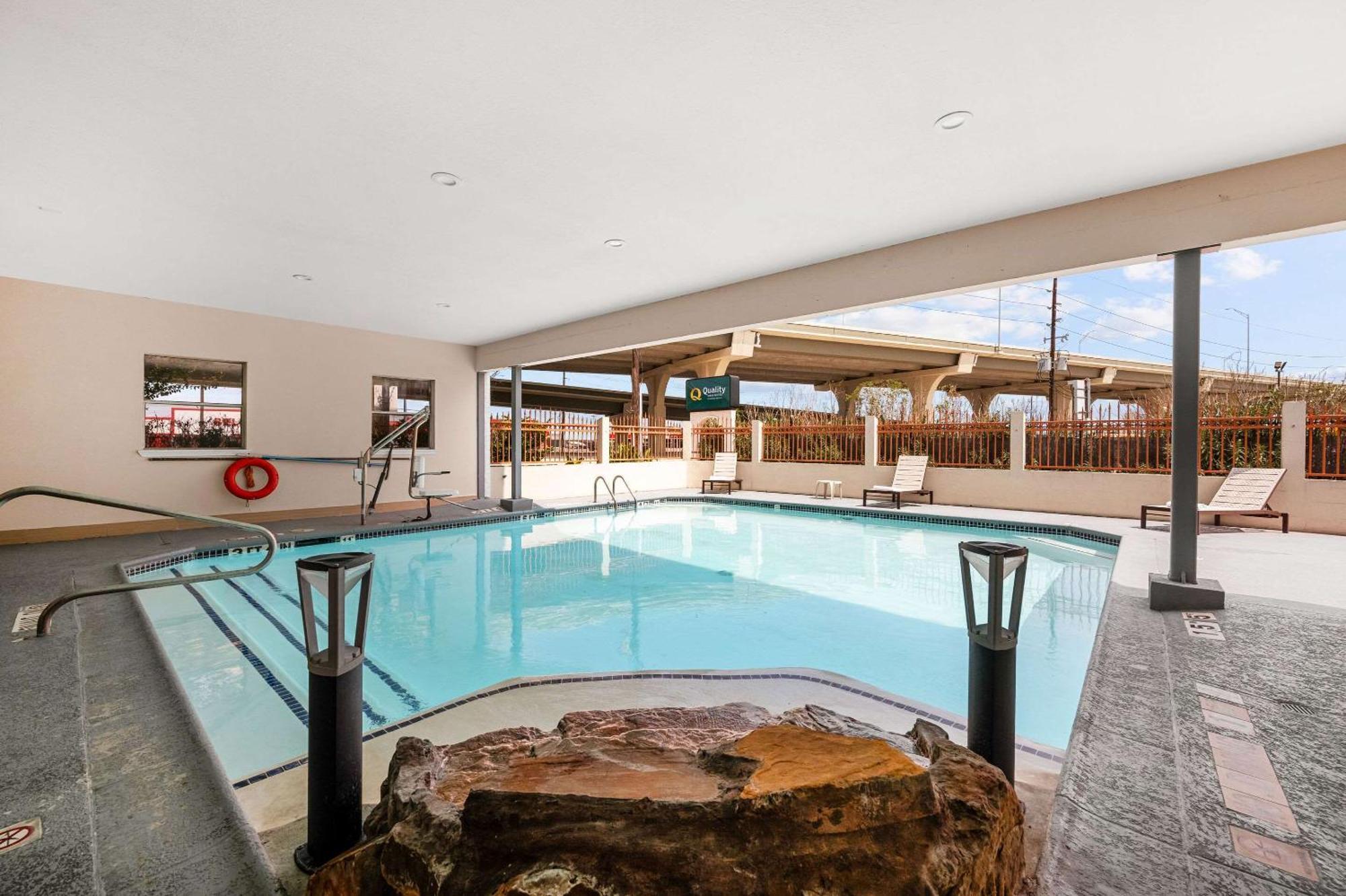 Quality Inn & Suites Cypress Exteriör bild
