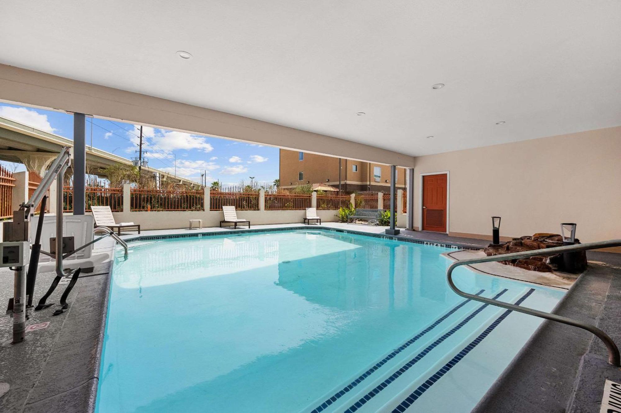Quality Inn & Suites Cypress Exteriör bild