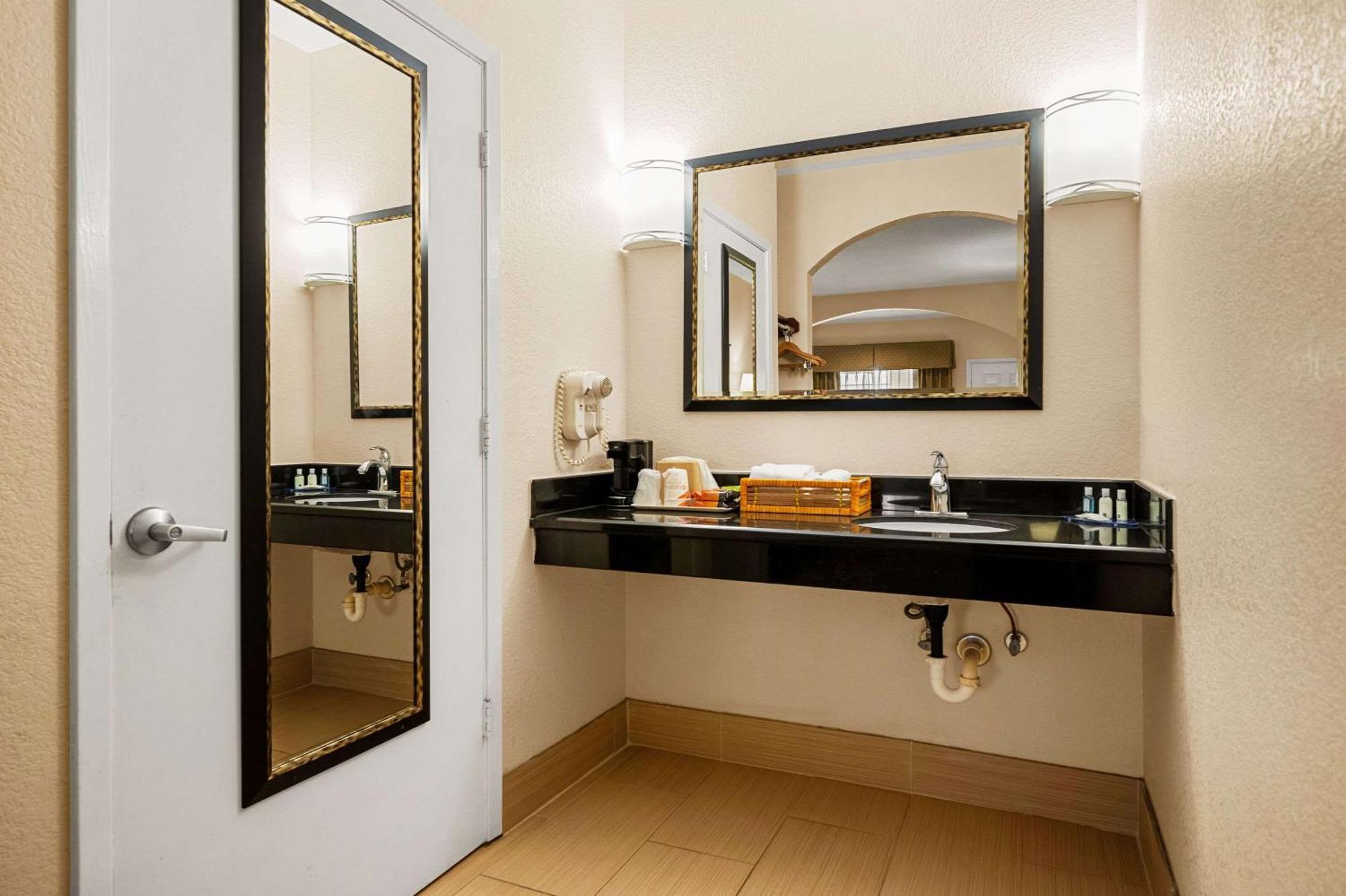 Quality Inn & Suites Cypress Exteriör bild